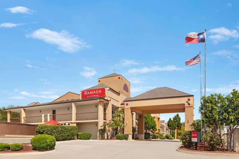 Ramada by Wyndham San Antonio Near SeaWorld - Lackland AFB — building