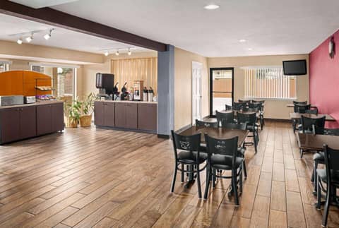 Ramada by Wyndham San Antonio Near SeaWorld - Lackland AFB — photo 3