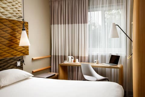 ibis London Stratford — hotel room