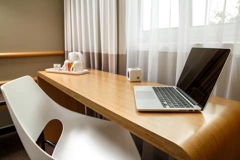 ibis London Stratford — hotel room