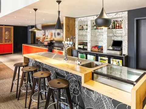 ibis London Stratford — bar