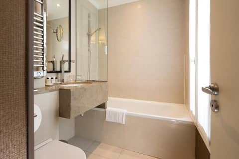 Hôtel l'Inattendu — bathroom