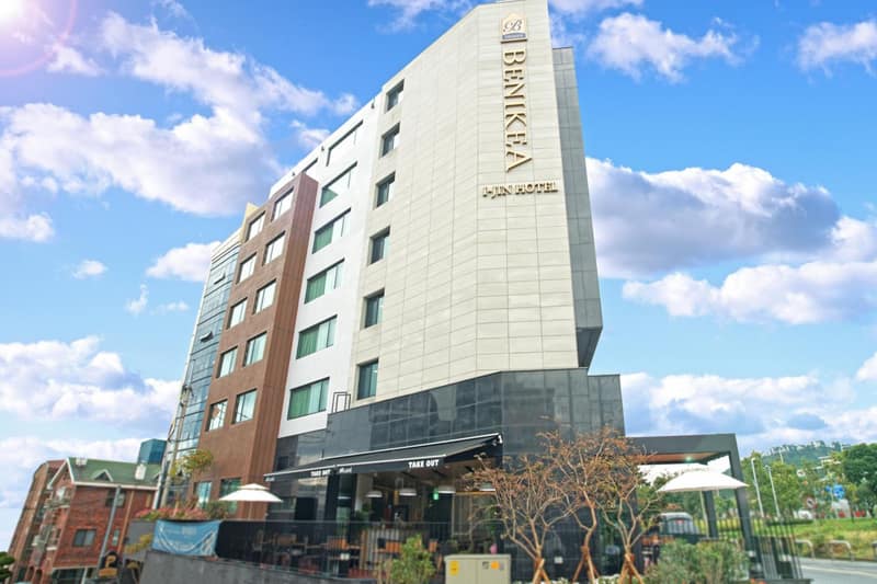 I-Jin Hotel — building