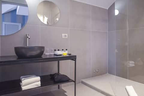 Palazzo Cornalia — bathroom
