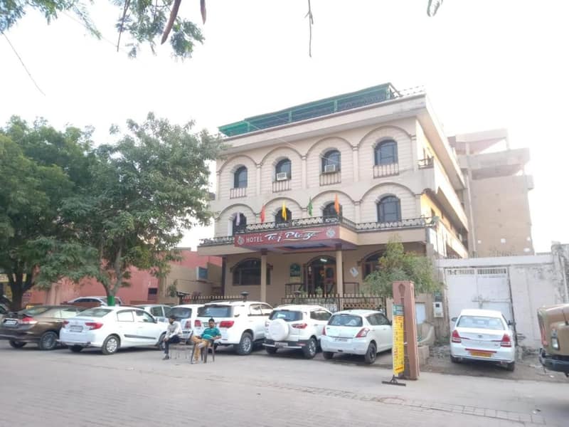 Hotel Taj Plaza, Just a 5-minute walk from the Taj Mahal 600 meters — building