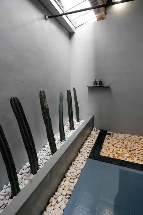 Easy Surf Camp — bathroom
