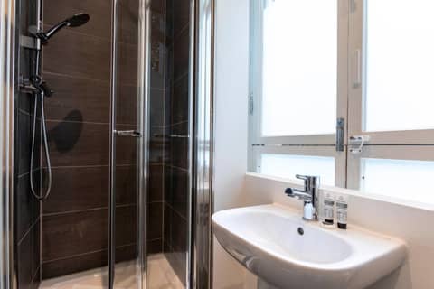 Royal Park Hotel — bathroom