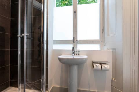 Royal Park Hotel — bathroom