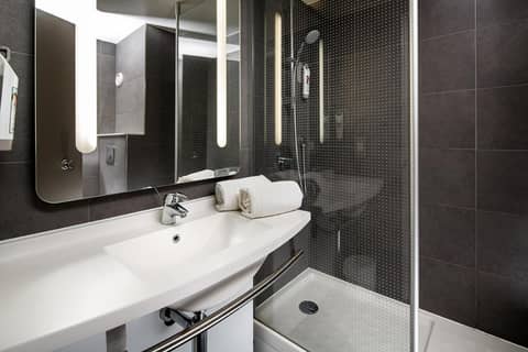 ibis London Greenwich — bathroom