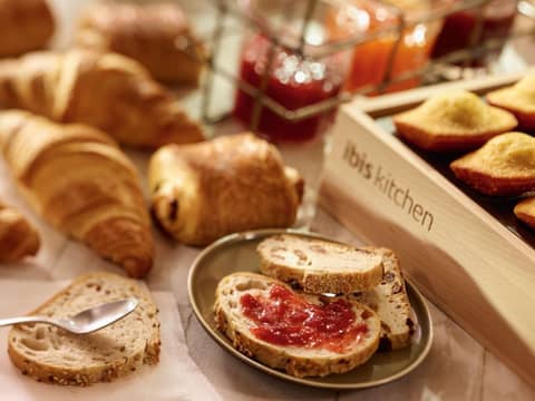 ibis London Greenwich — breakfast buffet