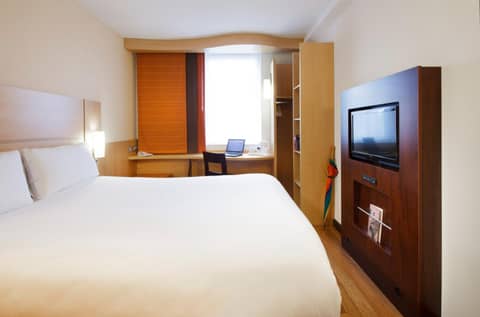 ibis London Greenwich — hotel room