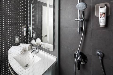 ibis London Greenwich — bathroom