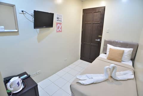 Amax Inn Makati II — hotel room