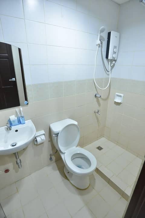 Amax Inn Makati II — bathroom