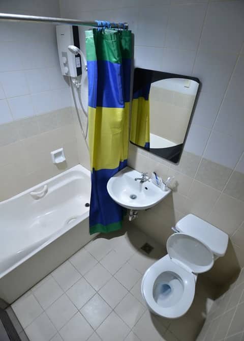 Amax Inn Makati II — bathroom