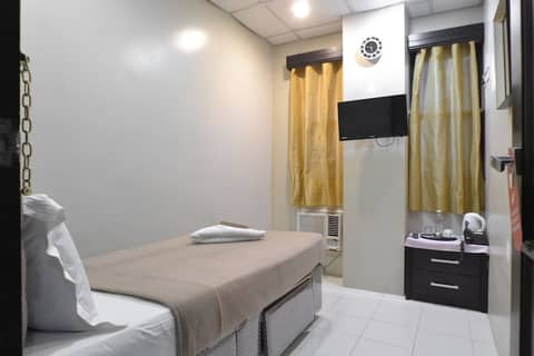 Amax Inn Makati II — hotel room