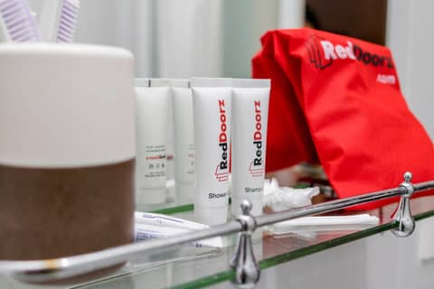 RedDoorz Plus near Mall Slipi Jaya — photo 8