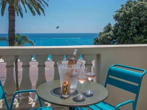 Mercure Nice Marché Aux Fleurs — balance & terrace