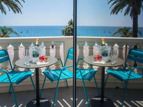 Mercure Nice Marché Aux Fleurs — balance & terrace