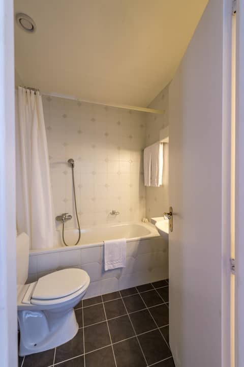 Hotel Churchill — bathroom