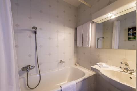 Hotel Churchill — bathroom