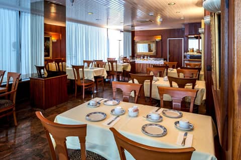 Hotel Churchill — dining