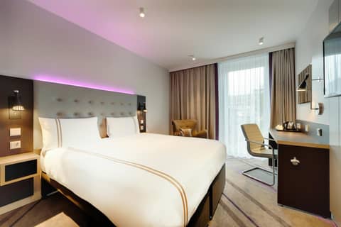 Premier Inn Köln City Mediapark — hotel room