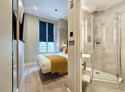 NOX Hyde Park — bathroom