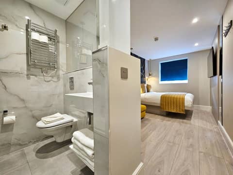 NOX Hyde Park — bathroom