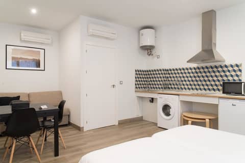 Apartamentos Campo del Príncipe — hotel room
