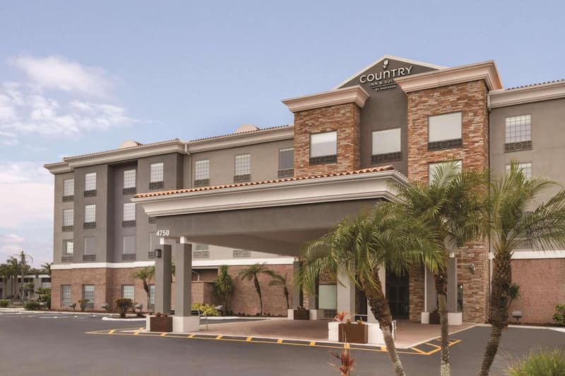 Country Inn & Suites by Radisson, RJ Stadium - Tampa Airport East — building