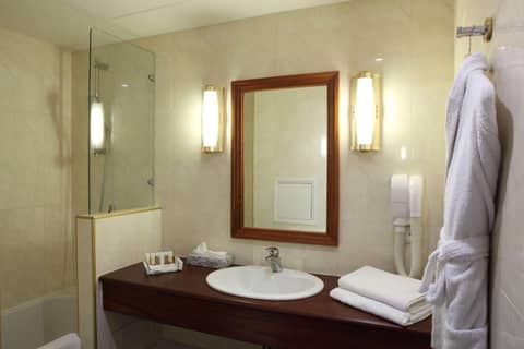 Amiral Hôtel — bathroom