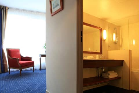 Amiral Hôtel — bathroom