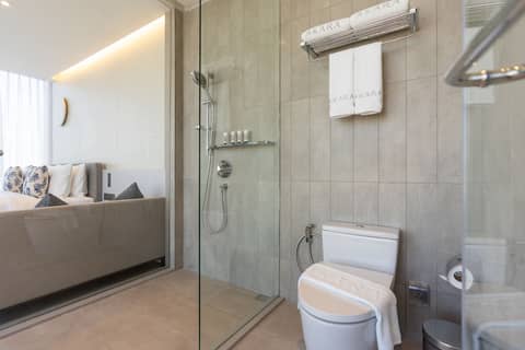 Akara Hotel Pattaya — bathroom