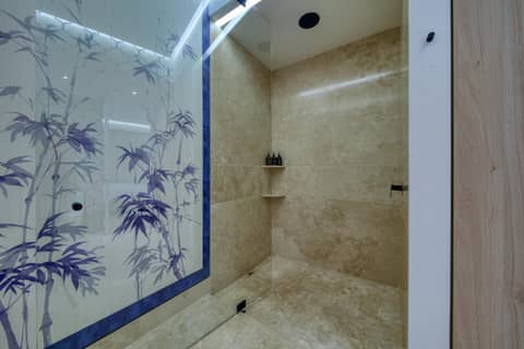 Maxwell Collection Romantic Zone — bathroom