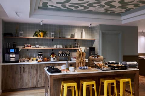Aparthotel Adagio Paris Buttes Chaumont — kitchen