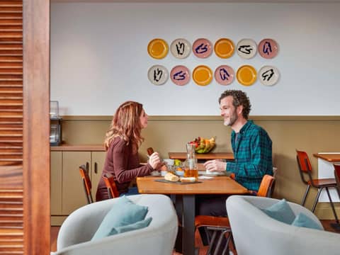 Aparthotel Adagio Paris Buttes Chaumont — dining