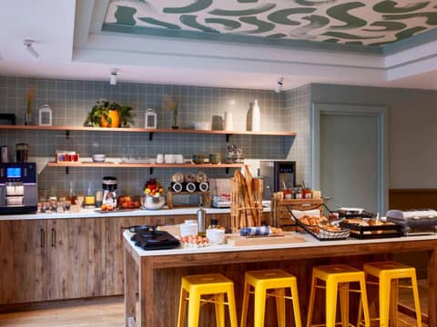 Aparthotel Adagio Paris Buttes Chaumont — dining