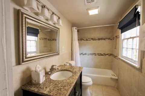 Andrew Jackson Hotel French Quarter — bathroom