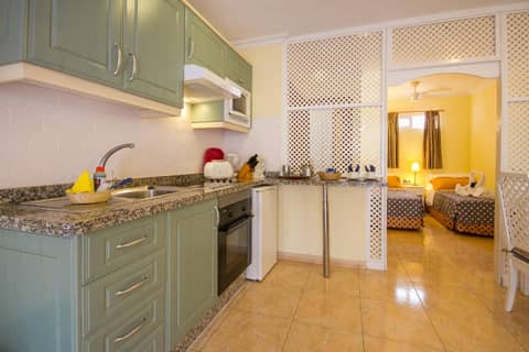 Ona Los Claveles — kitchen