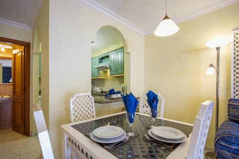 Ona Los Claveles — dining