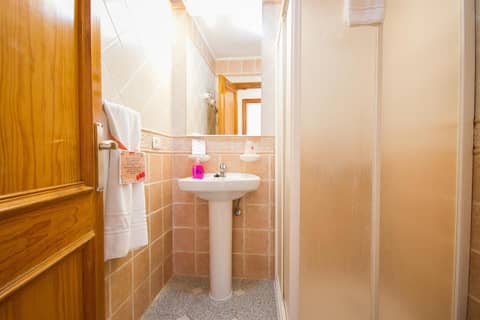 Ona Los Claveles — bathroom