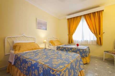 Ona Los Claveles — hotel room