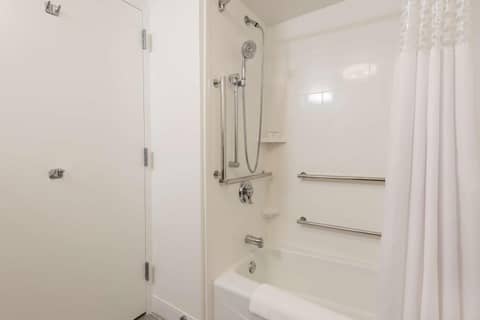Hampton Inn Milwaukee Northwest — photo 7