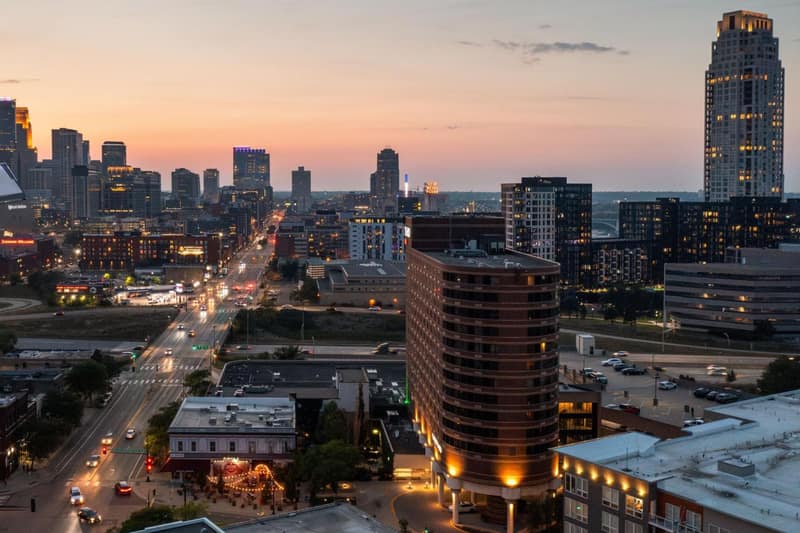 Courtyard by Marriott Minneapolis Downtown — building