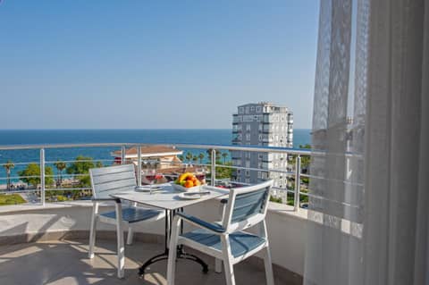 TheLuna Suite Hotel — photo 4