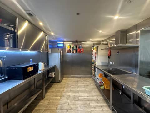 Smart Hyde Park Inn — kitchen