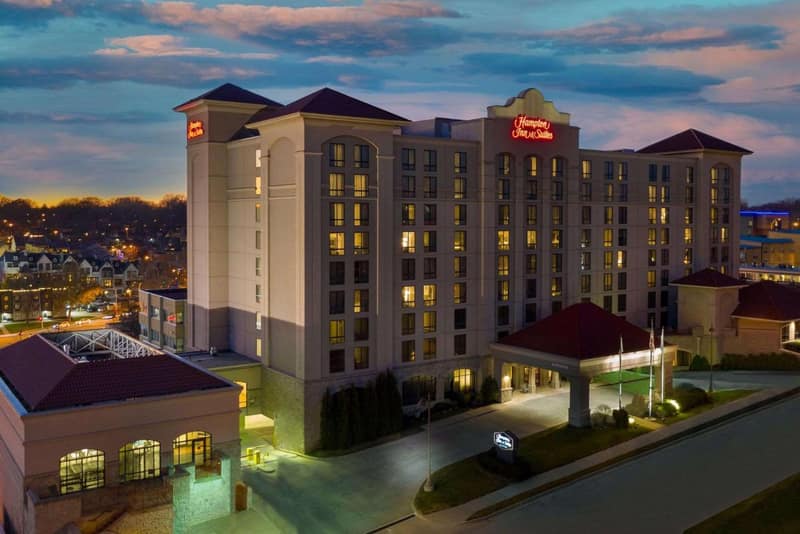 Hampton Inn & Suites Country Club Plaza — building