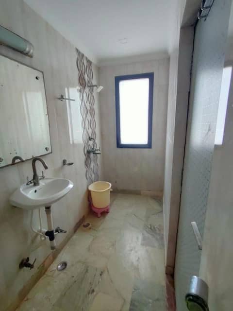 Hotel Laxman Resort by The Golden Taj Group &Hotels — bathroom