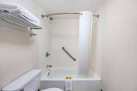 Best Western Gen X Inn — bathroom